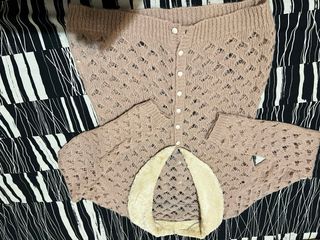 Cardigan rosa con collo in pelliccia