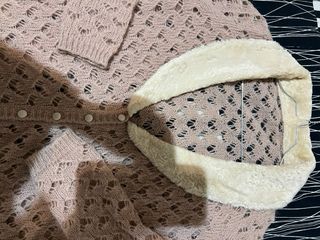 Cardigan rosa con collo in pelliccia