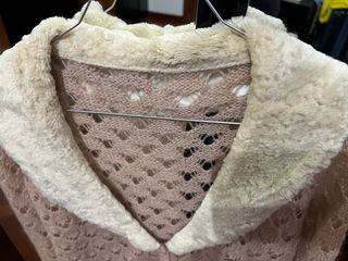 Cardigan rosa con collo in pelliccia