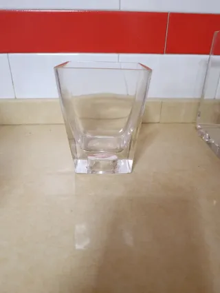 Jarrón cuadrado transparente