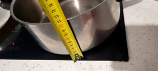 Cazuela de metal con tapa de cristal