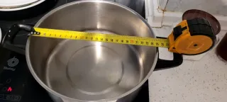 Cazuela de metal con tapa de cristal