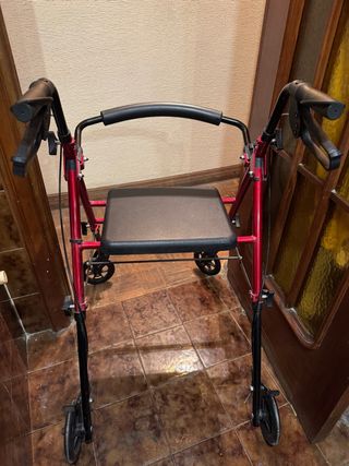 Andador rojo con asiento y ruedas