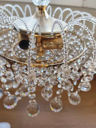 Lámpara de araña pequeña dorada y cristal