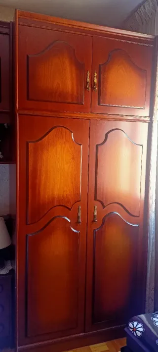 Armario de madera maciza. Venta sólo en Gijón