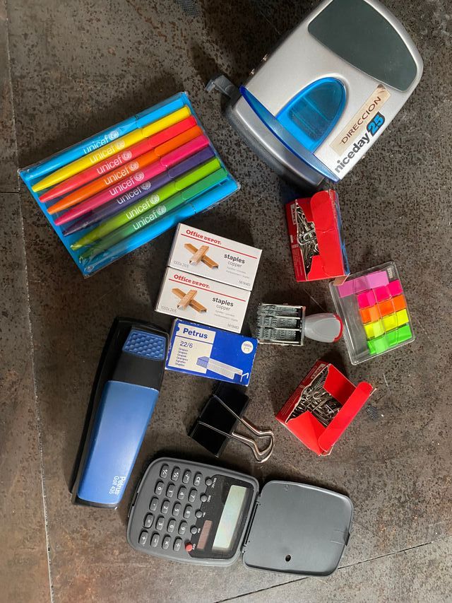 Lote material oficina: bolígrafos, grapadora, calc