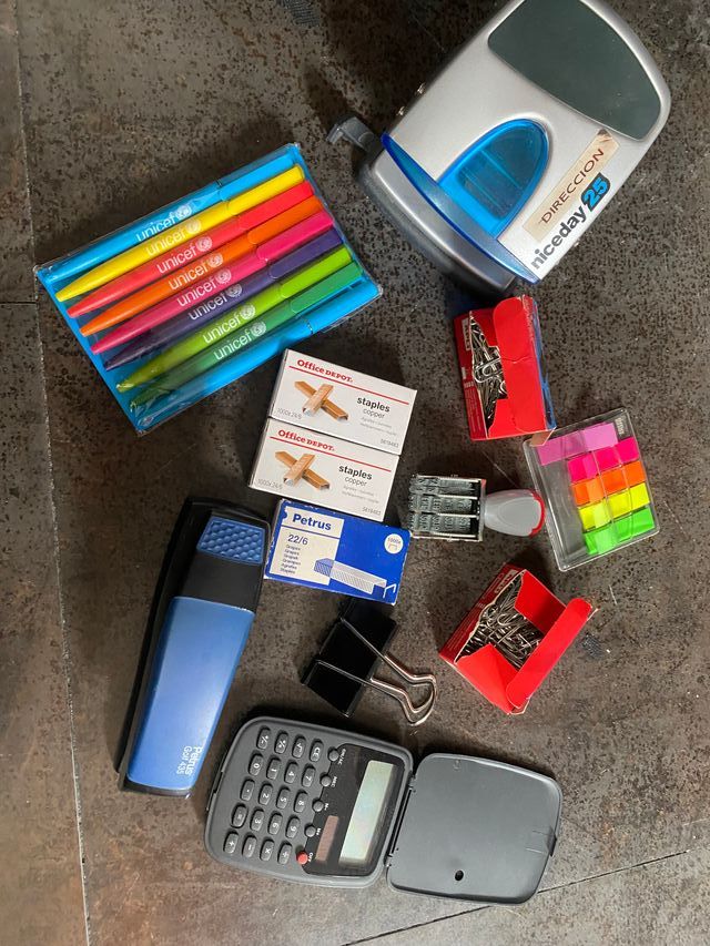 Lote material oficina: bolígrafos, grapadora, calc