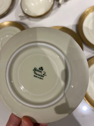 Tazas y platitos de porcelana dorada