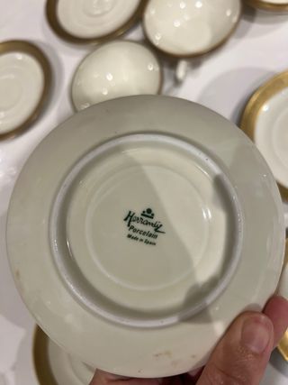 Tazas y platitos de porcelana dorada