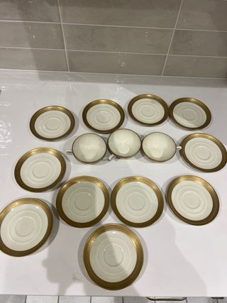 Tazas y platitos de porcelana dorada
