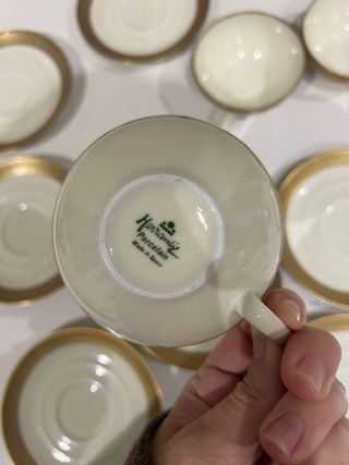 Tazas y platitos de porcelana dorada