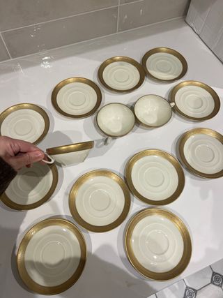 Tazas y platitos de porcelana dorada