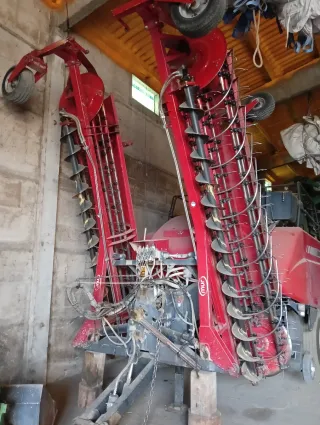 Empacadora Massey Ferguson con rastrillo