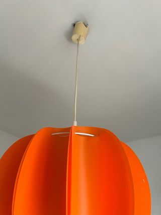 Lámpara danesa naranja de techo años 70 de diseño.