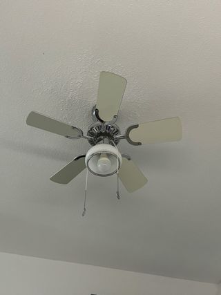 Ventilador de techo plateado y blanco