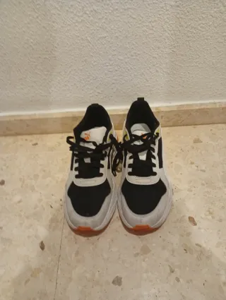 Zapatillas Puma Negras y Blancas