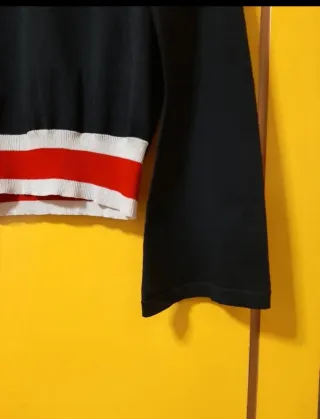 Jersey negro con rayas rojas y blancas