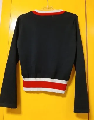 Jersey negro con rayas rojas y blancas