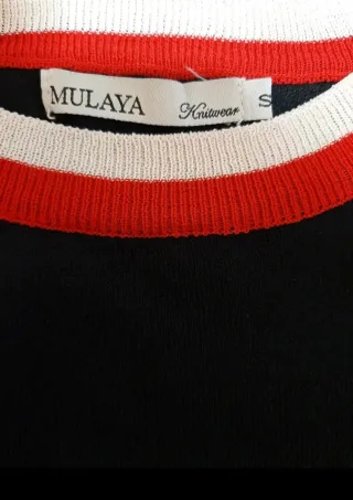 Jersey negro con rayas rojas y blancas