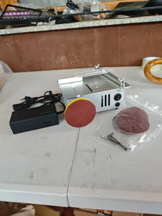 Mini sierra de mesa con accesorios