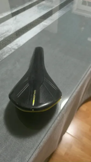 Sillín de bicicleta negro y verde