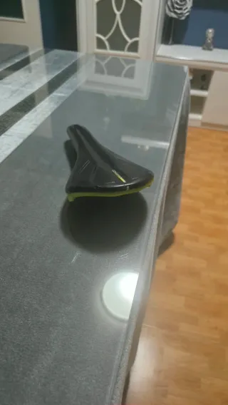 Sillín de bicicleta negro y verde