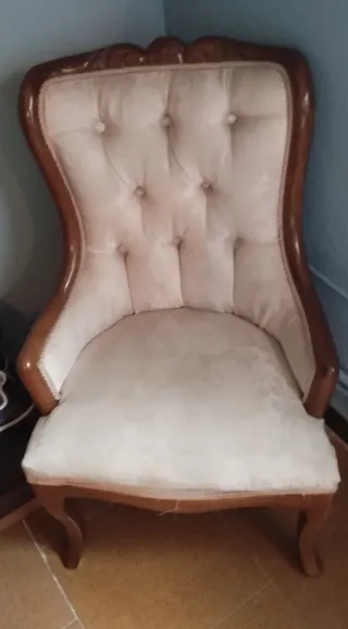 Sillón descalzadora antiguo beige y madera