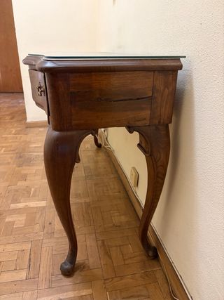 Mueble de madera maciza con encimera de cristal