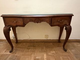 Mueble de madera maciza con encimera de cristal