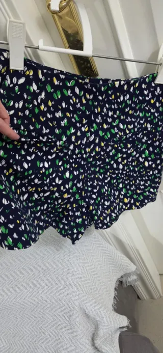 Pantalón corto tipo falda estampado