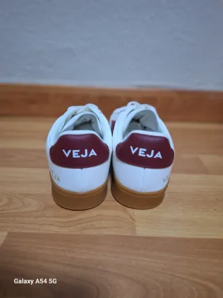 Zapatillas Veja Blancas y Rojas