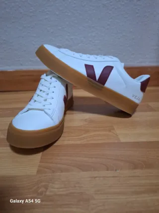 Zapatillas Veja Blancas y Rojas