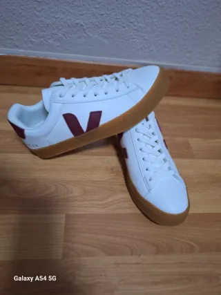 Zapatillas Veja Blancas y Rojas