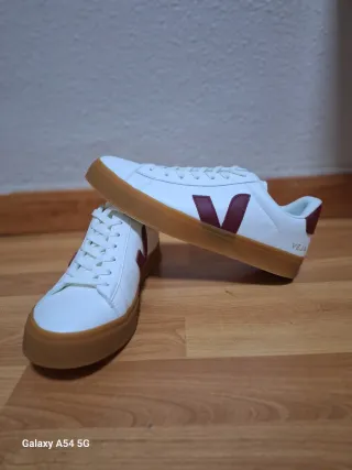 Zapatillas Veja Blancas y Rojas