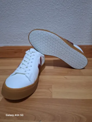Zapatillas Veja Blancas y Rojas