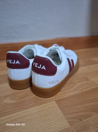 Zapatillas Veja Blancas y Rojas