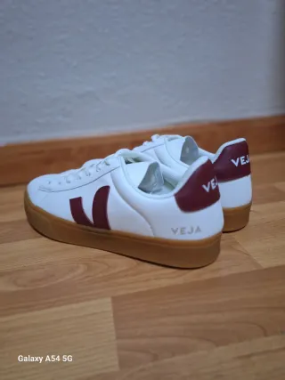 Zapatillas Veja Blancas y Rojas