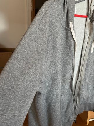 Sudadera gris con capucha para mujer