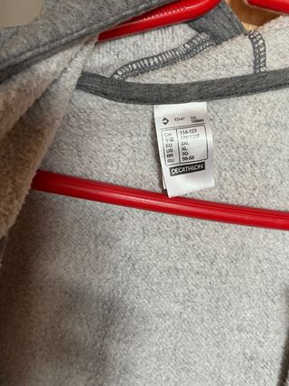 Sudadera gris con capucha para mujer