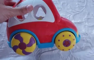 Coche de juguete con luces y letras encajables