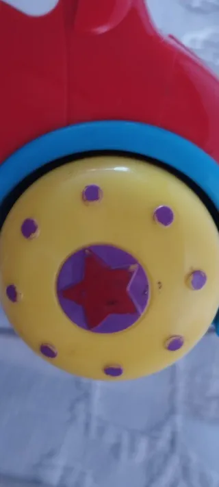 Coche de juguete con luces y letras encajables