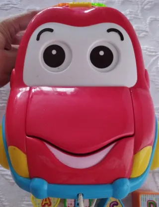 Coche de juguete con luces y letras encajables