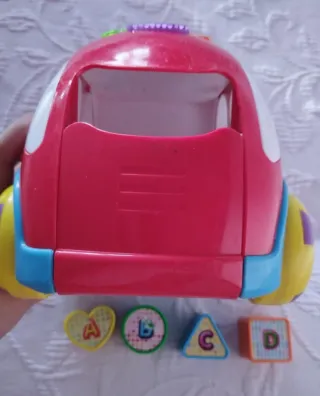 Coche de juguete con luces y letras encajables