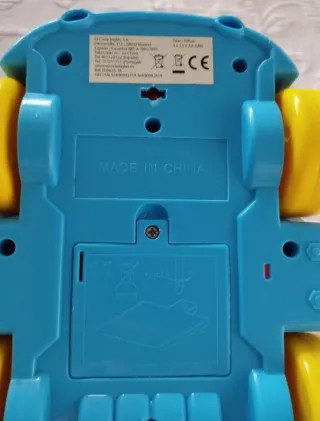 Coche de juguete con luces y letras encajables