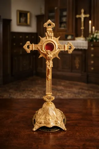 Cruz de altar relicario dorada