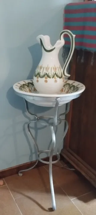 Palangana con jarra y pie