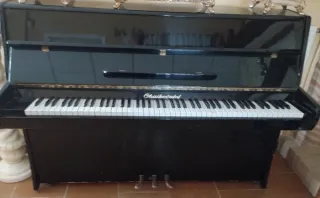 Piano de pared negro