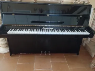 Piano de pared negro