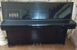 Piano de pared negro