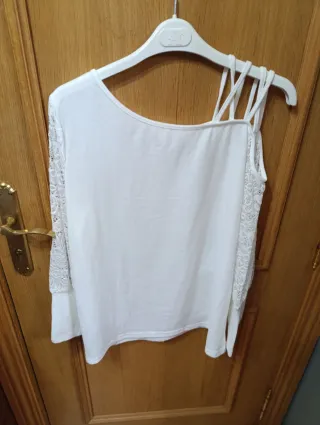 Camiseta encaje hombro descubierto Talla XL